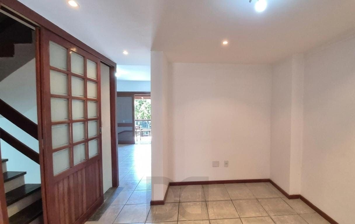 Apresentamos esta excelente casa no bairro Jardim Itu, em Porto Alegre, com 175m² privativos, perfeita para quem busca amplitude, conforto e qualidade de vida em uma região tranquila e valorizada. — foto 9