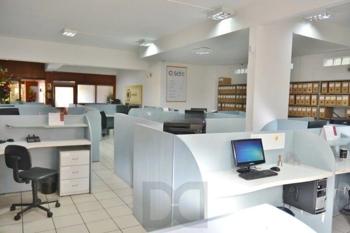 Casa Comercial e Residencial com 518m² (4 quartos / 5 banheiros / 3 vagas garagem) no Bairro Partenon localizada à meia quadra da Av. Bento Gonçalves. — foto 33