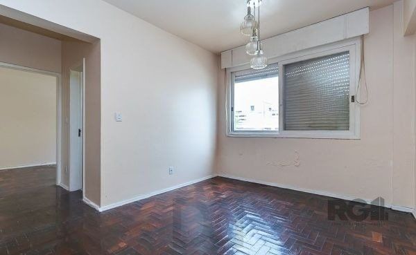 Apartamento no bairro Auxiliadora de 2 dormitórios dependência e vaga DESOCUPADO — foto 1