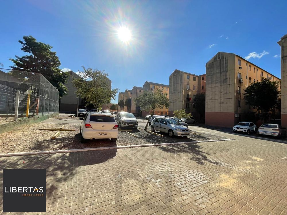 Apartamento semi mobiliado à venda em Porto Alegre, bem localizado, a duas quadras da FAPA, situado no 2° andar. O imóvel possui 2 quartos e 1 banheiro e 1 vaga de garagem. — foto 1