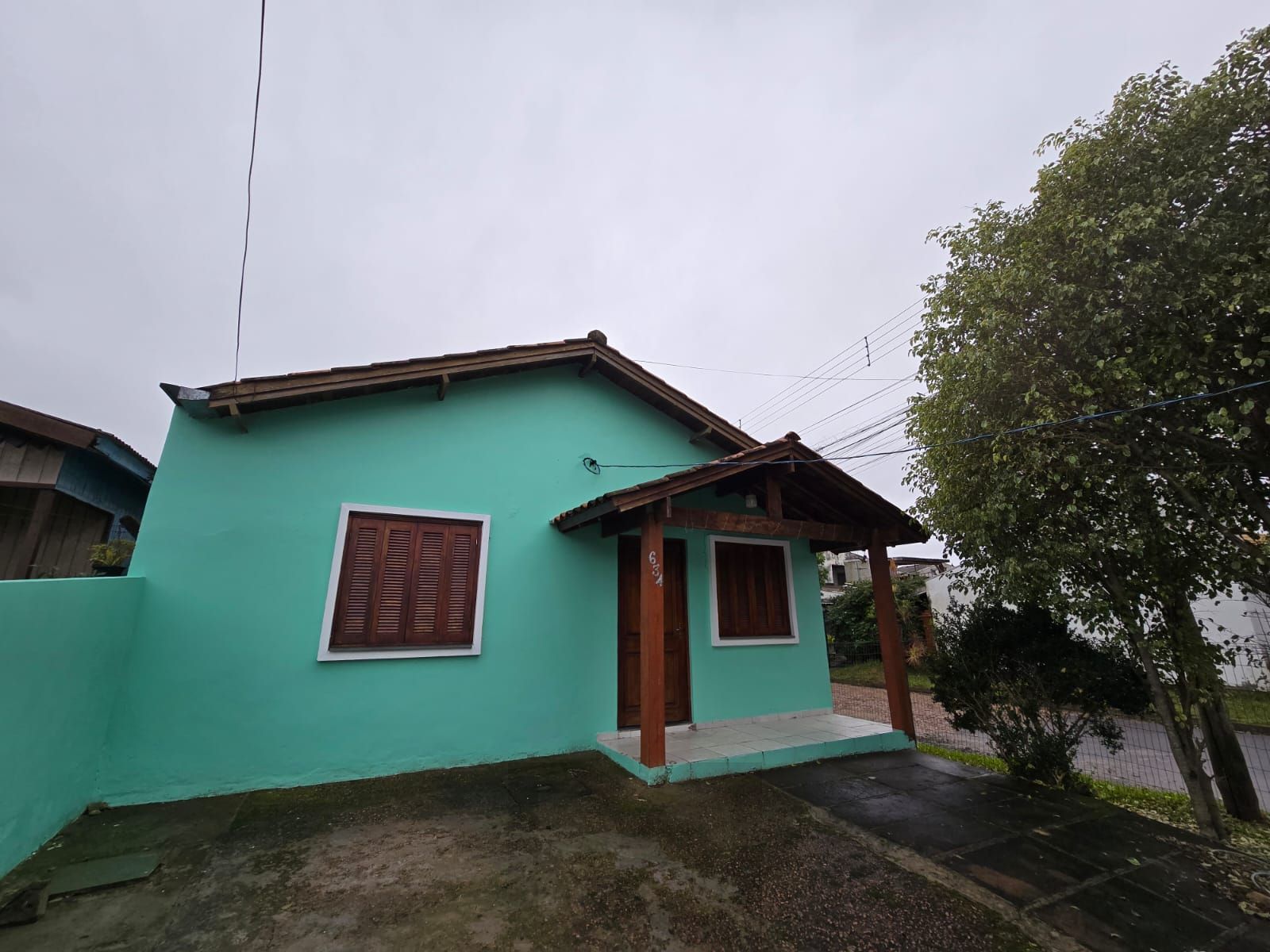 Casa de esquina no bairro Hípica - 2 dormitórios — foto 1