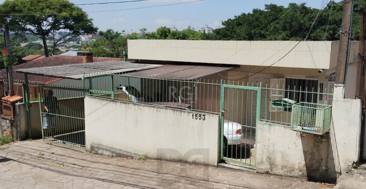 Casa no Bairro Cavalhada - 4 Dormitórios — foto 1