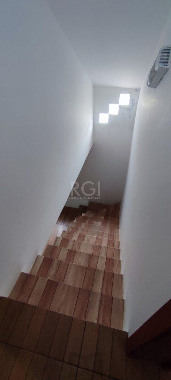 Casa de esquina no bairro Guarujá — foto 10