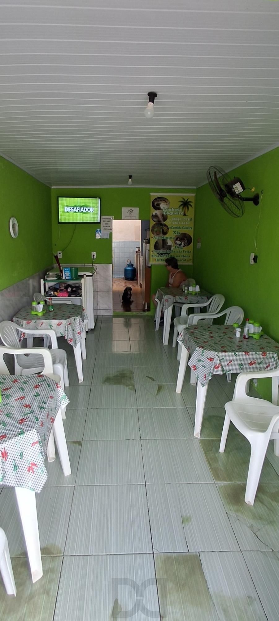 garagem lateral com banheiro auxiliar