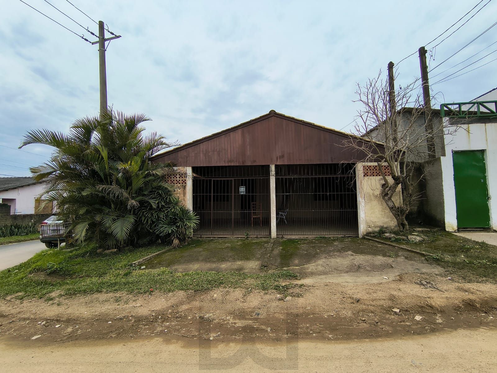 Casa de esquina com 3 dormitórios no bairro Campo Novo — foto 1