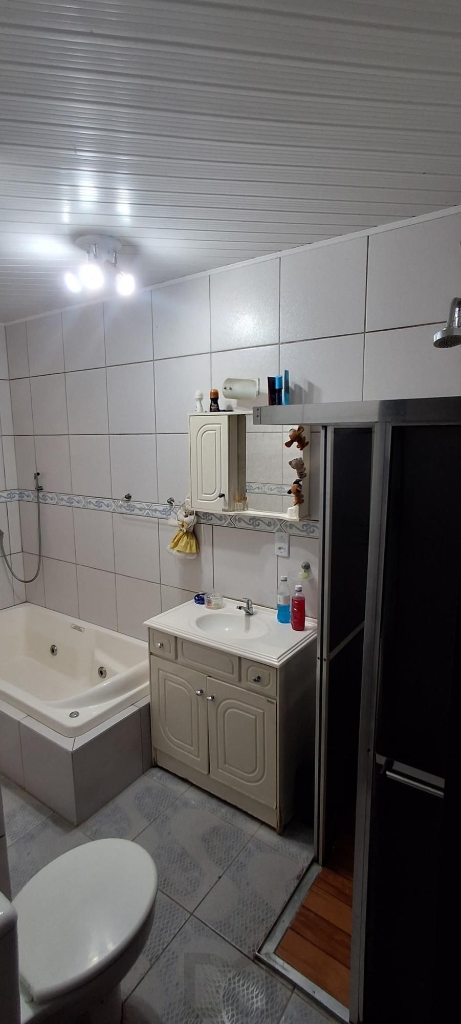 banheiro suite com hidromassagem e chuveiro a gás