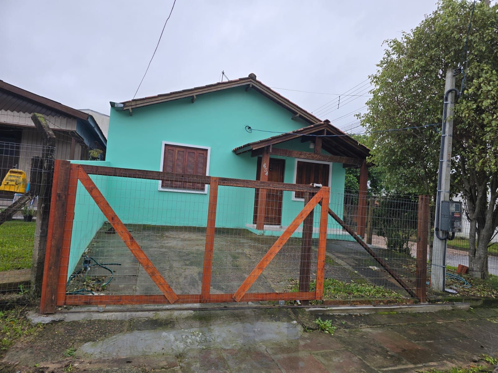 Casa de esquina no bairro Hípica - 2 dormitórios — foto 3