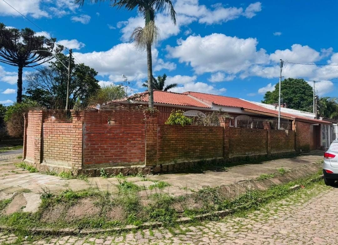 Casa no bairro Guarujá - 3 dormitórios - 1 suíte — foto 1
