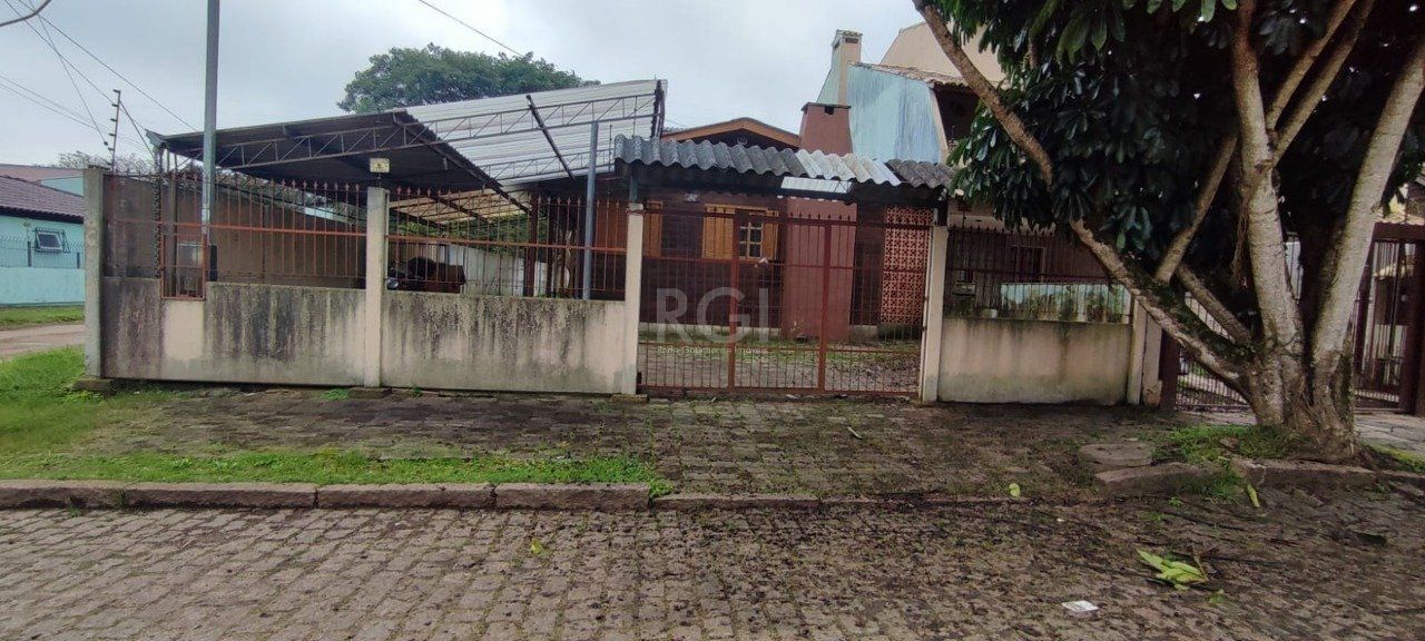 Casa de esquina no bairro Guarujá — foto 1