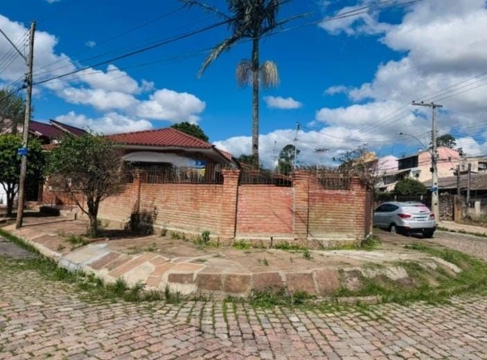 Casa no bairro Guarujá - 3 dormitórios - 1 suíte — foto 2