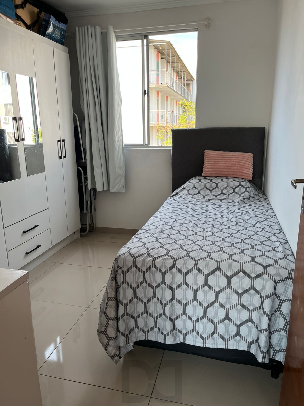 Lindo Apartamento 2 dormitórios semi mobiliado Bairro Restinga — foto 7