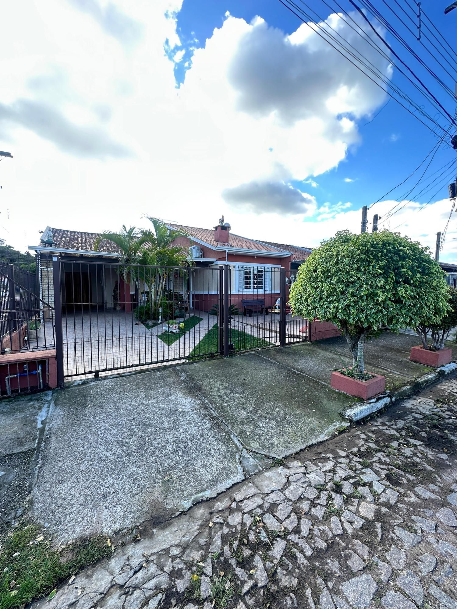 CASA DE ESQUINA NO MORADAS DO SUL - 4 DORMITÓRIOS — foto 1