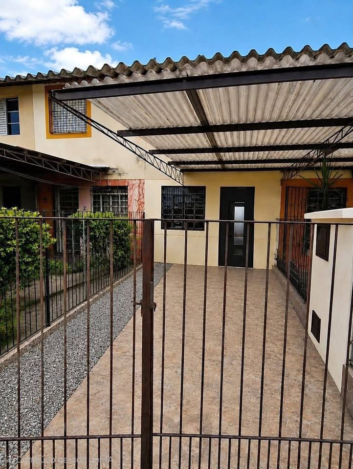 Sobrado no bairro Restinga - 2 dormitórios com 1 vaga de garagem — foto 1