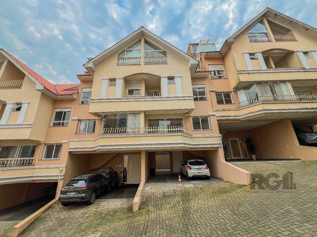 Casa em Condomínio no bairro Pedra Redonda - 5 dormitórios — foto 1