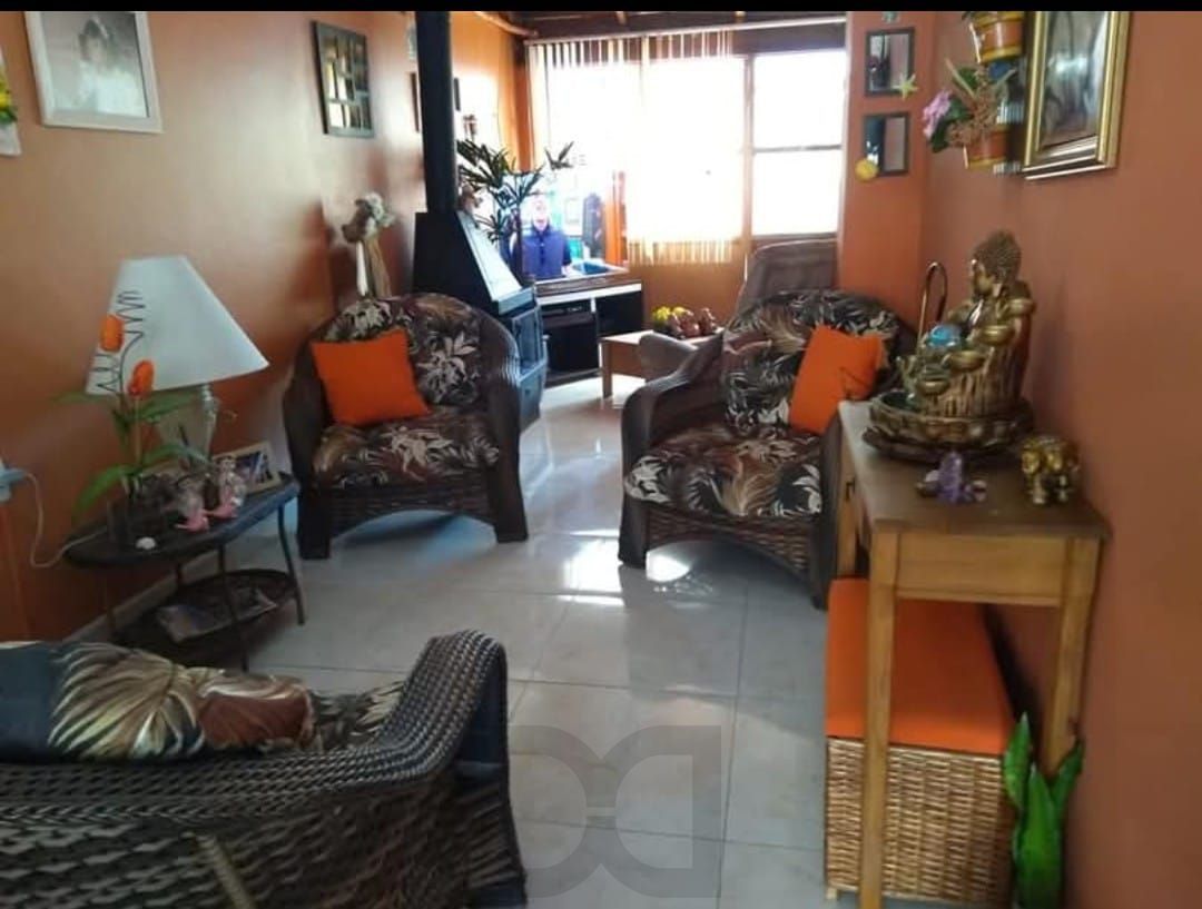 Sobrado no bairro Hípica 3 dormitórios - 2 vagas de garagem — foto 2