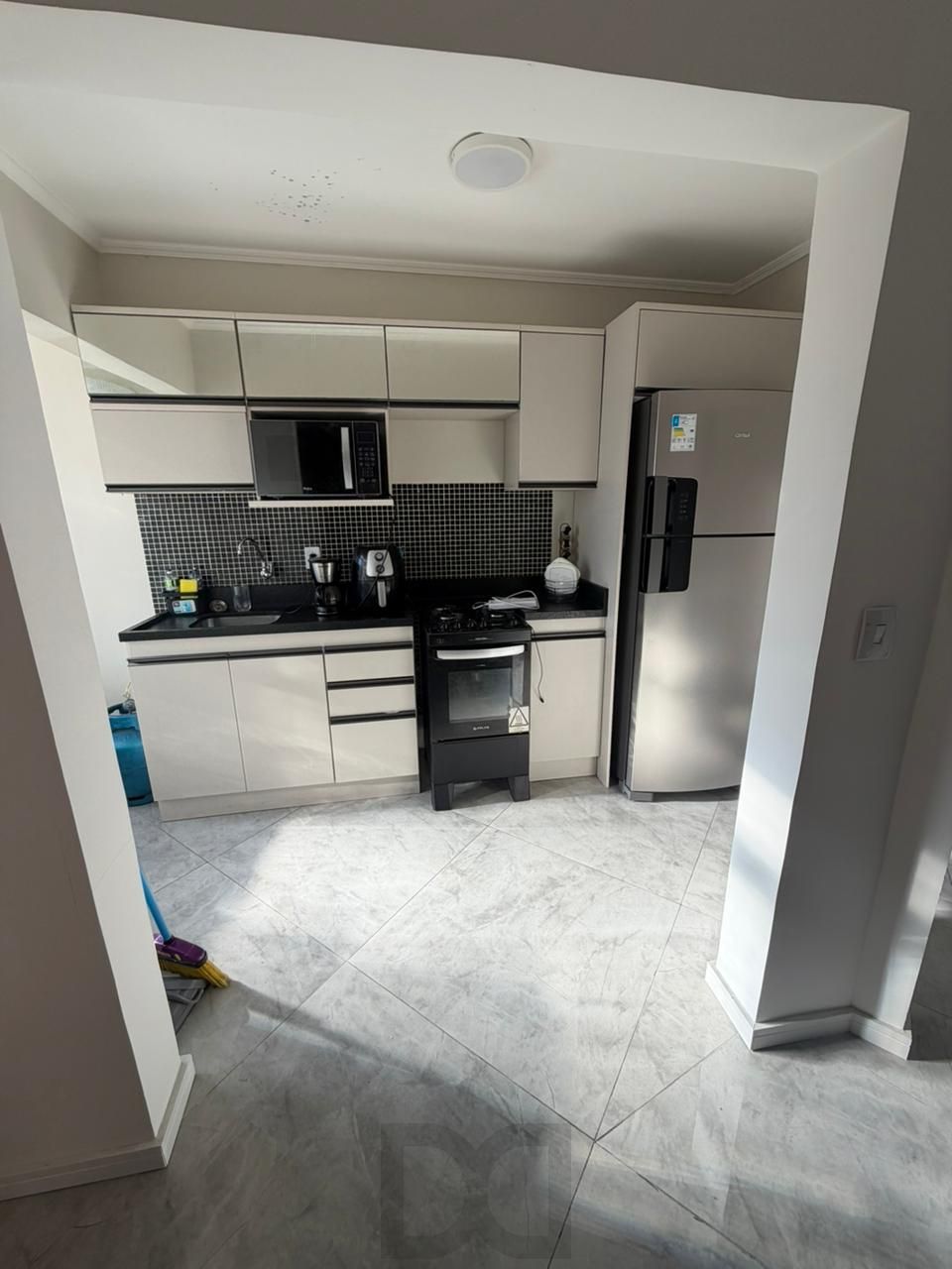 Apartamento de 1 dormitório, todo reformado e mobiliado, com vaga de garagem escriturada, localizado no bairro Santa Teresa. — foto 9