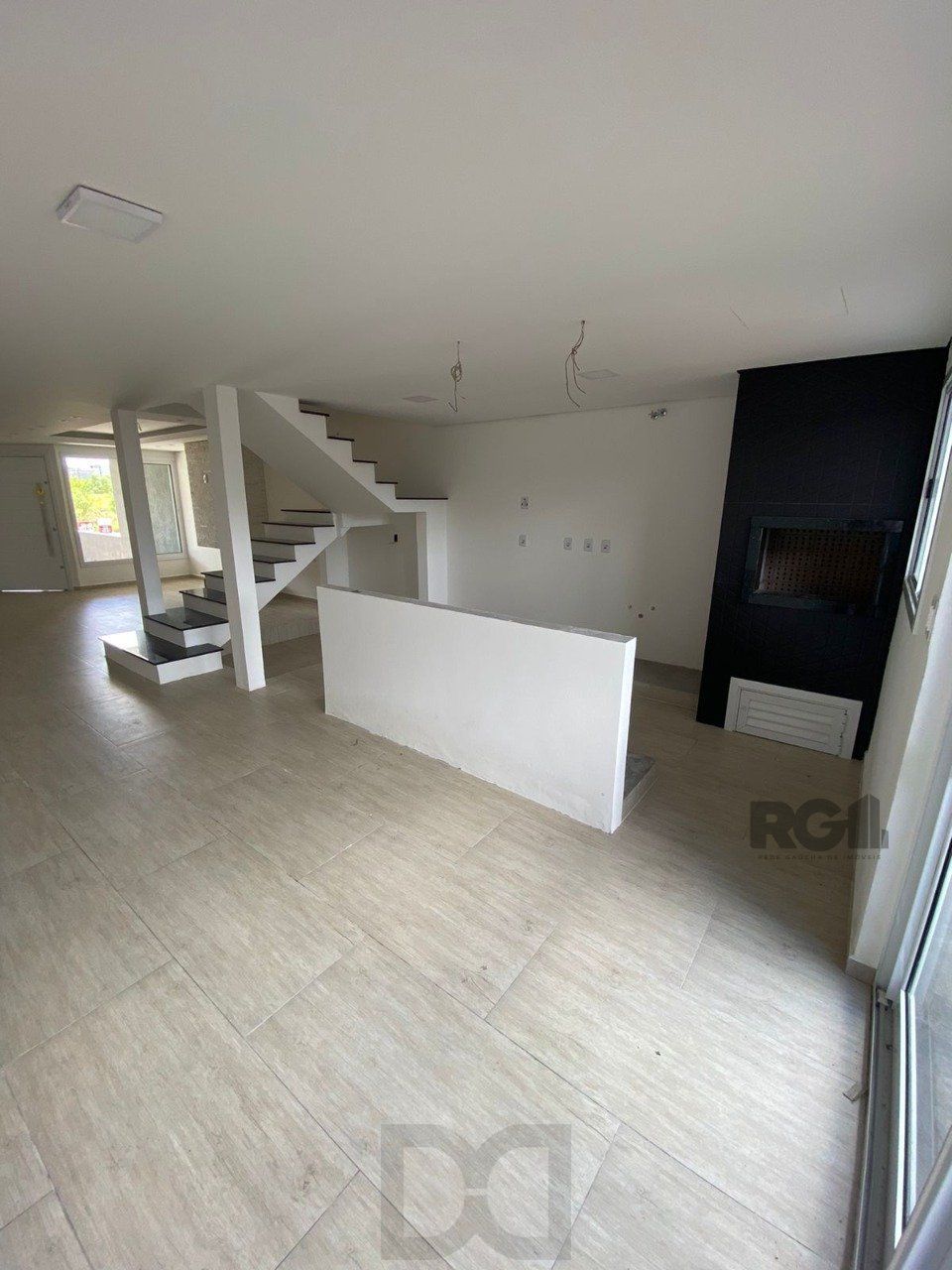 Casa com 03 Dormitórios / Amplo Terraço e Pátio — foto 3