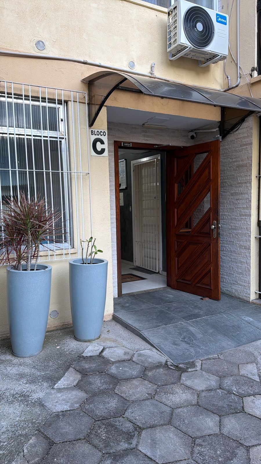 Apartamento de 1 dormitório, todo reformado e mobiliado, com vaga de garagem escriturada, localizado no bairro Santa Teresa. — foto 3
