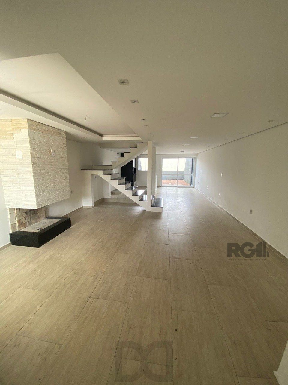 Casa com 03 Dormitórios / Amplo Terraço e Pátio — foto 2