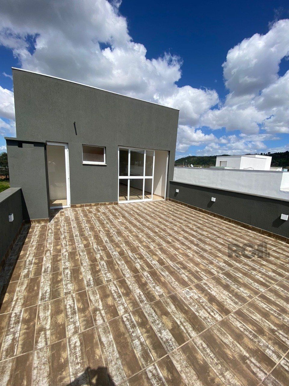 Casa com 03 Dormitórios / Amplo Terraço e Pátio — foto 17