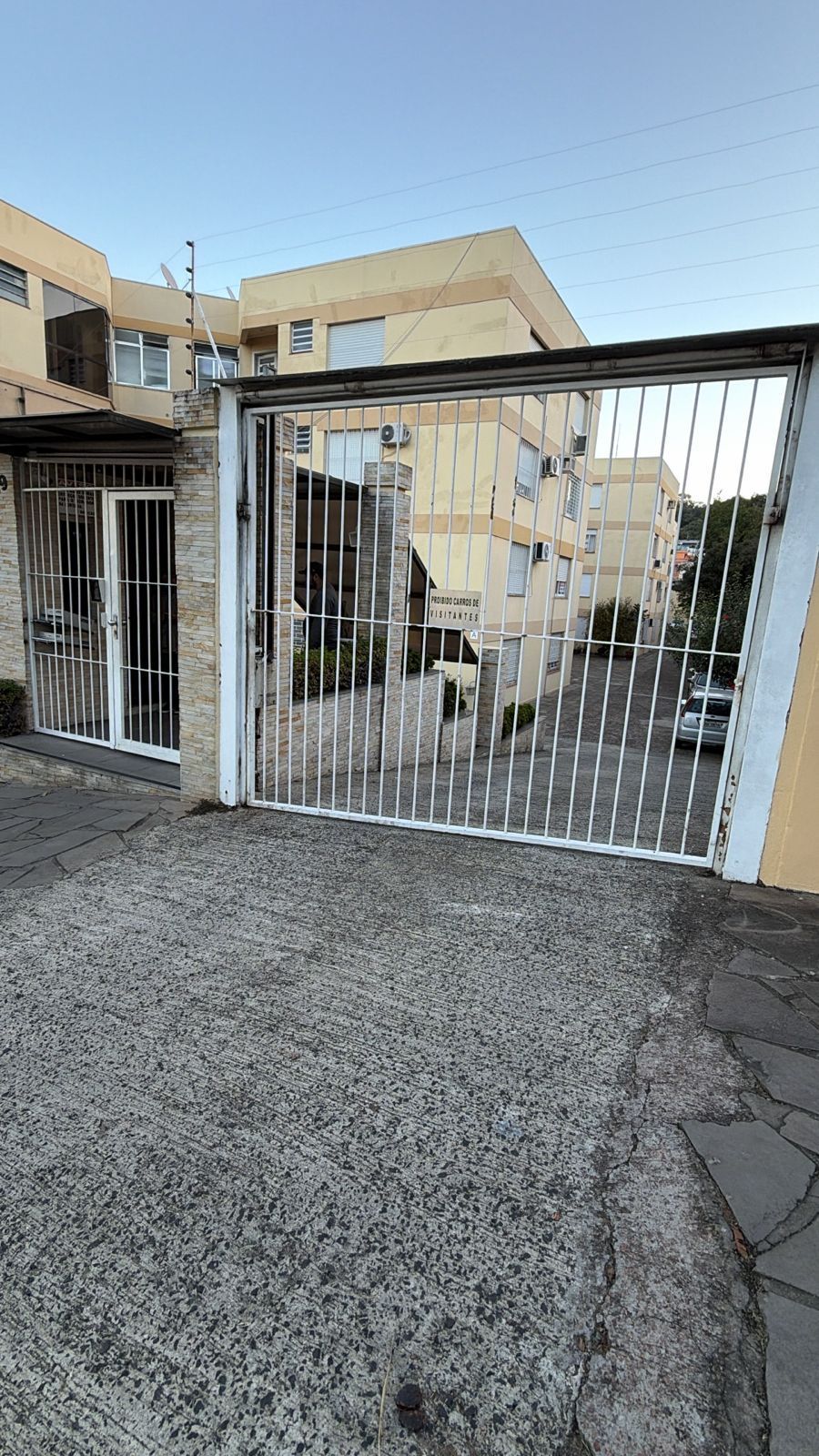 Apartamento de 1 dormitório, todo reformado e mobiliado, com vaga de garagem escriturada, localizado no bairro Santa Teresa. — foto 2