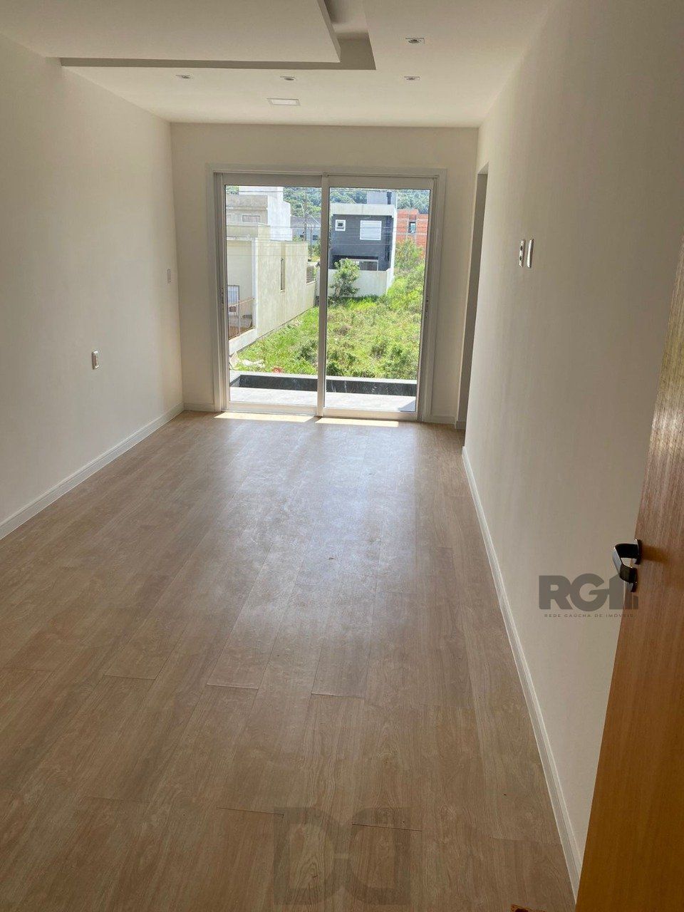 Casa com 03 Dormitórios / Amplo Terraço e Pátio — foto 6