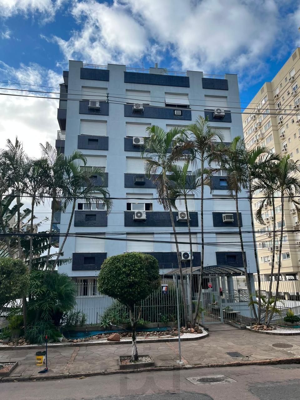 apartamento de 2 dormitórios a venda na rua Roque Calage — foto 1