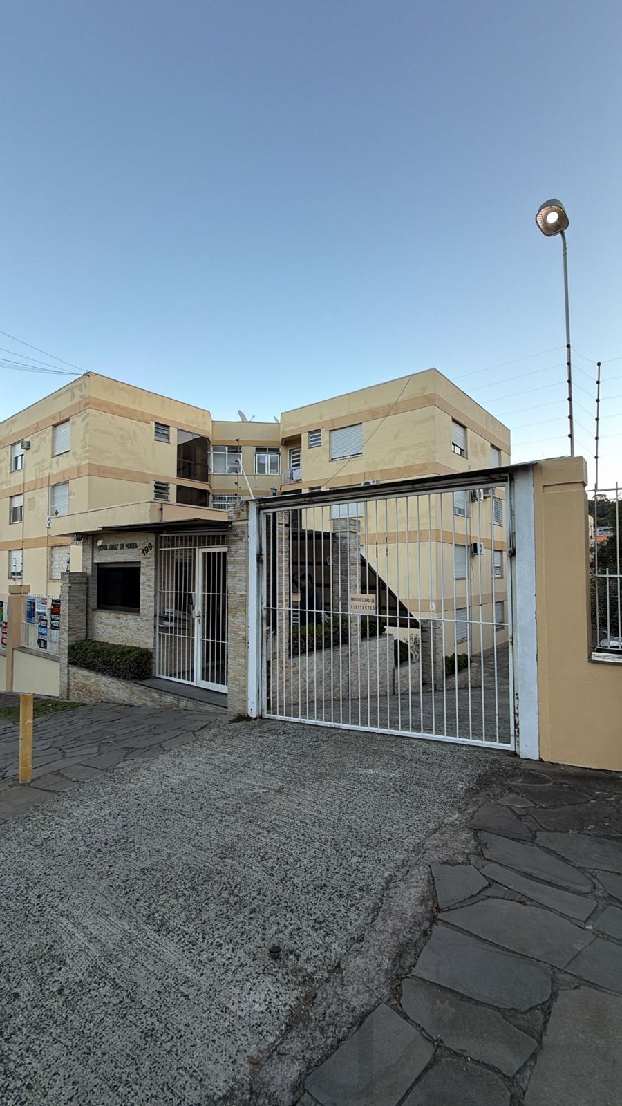 Apartamento de 1 dormitório, todo reformado e mobiliado, com vaga de garagem escriturada, localizado no bairro Santa Teresa. — foto 1