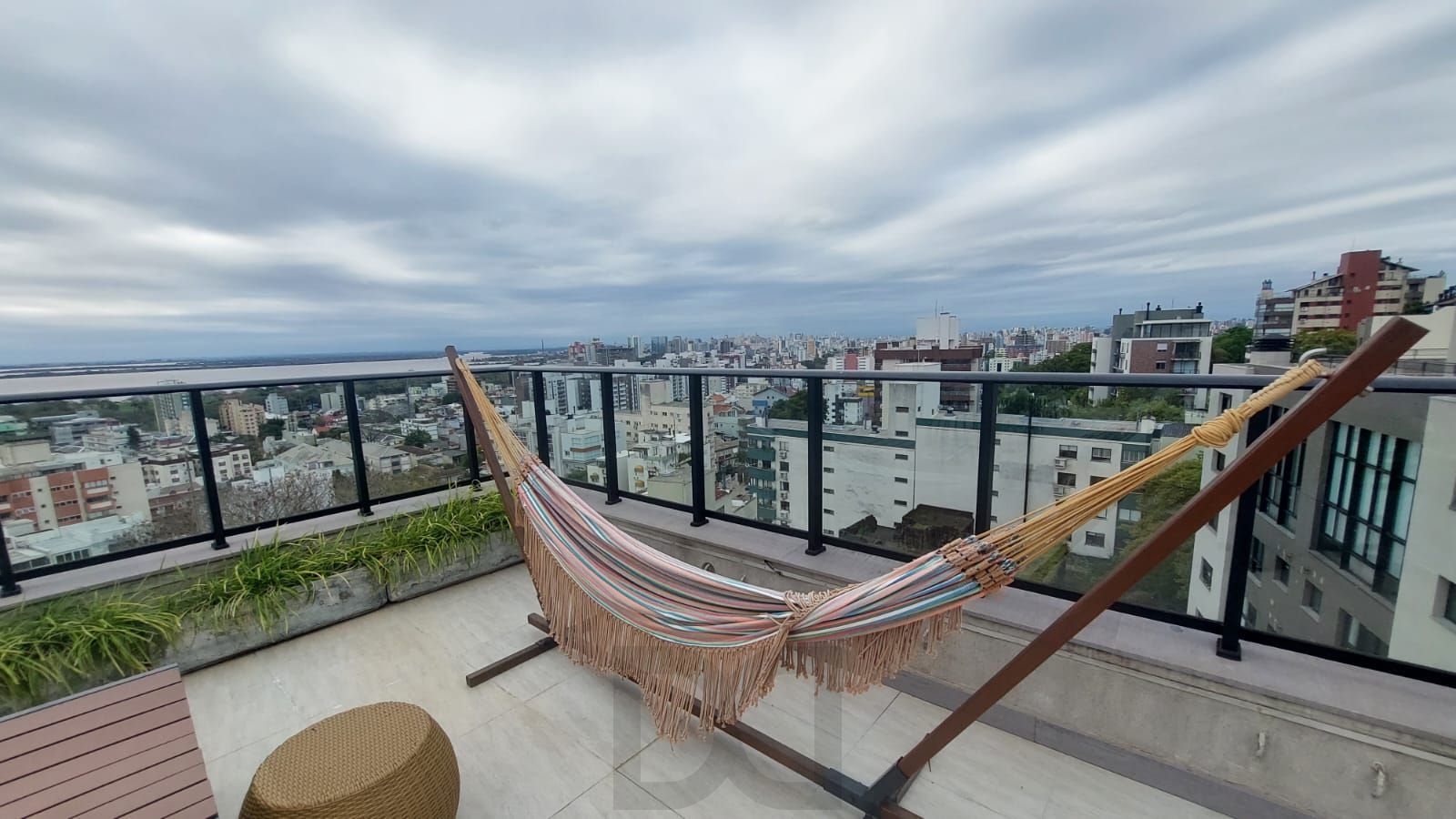 APARTAMENTO 3 DOMIRTÓRIOS - 3 SUITES - 2 VAGAS - MENINO DEUS - PORTO ALEGRE - RS — foto 3
