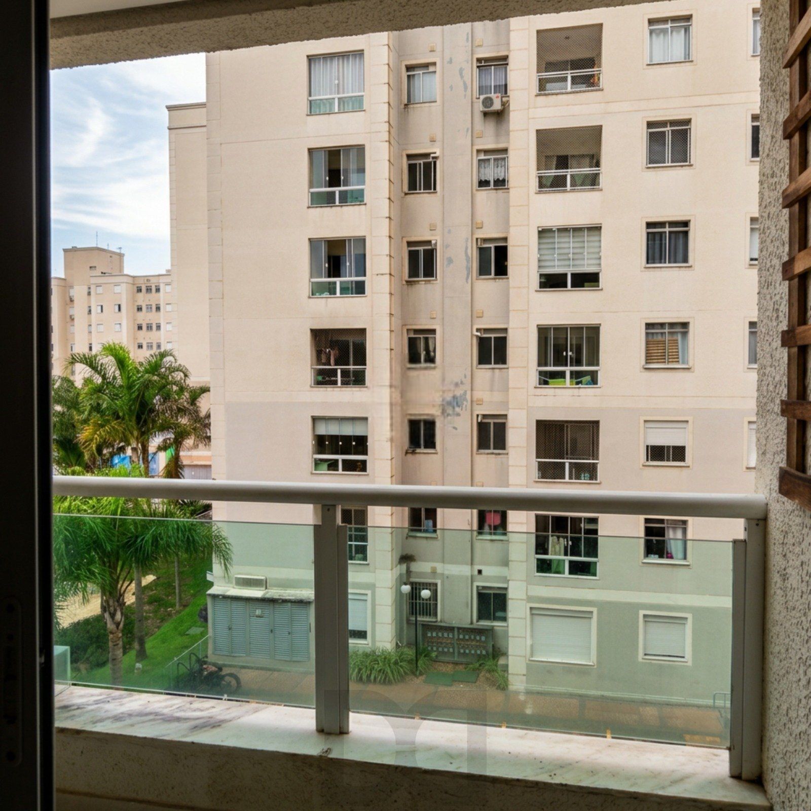 Apartamento Mobiliado com 2 Dormitórios, Suíte e Sacada com Churrasqueira — foto 2