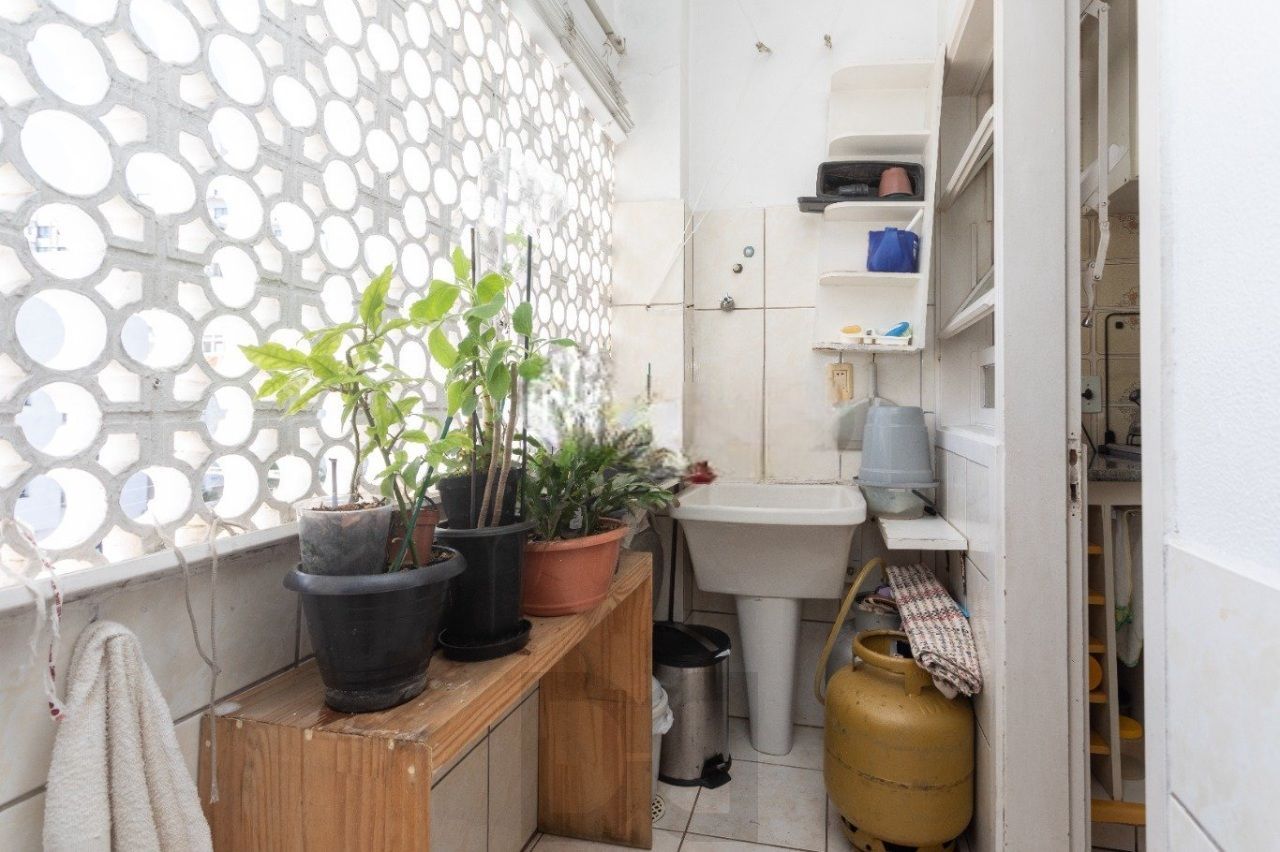 Amplo Apartamento de 3 Dormitórios com Churrasqueira no Bairro Floresta — foto 10