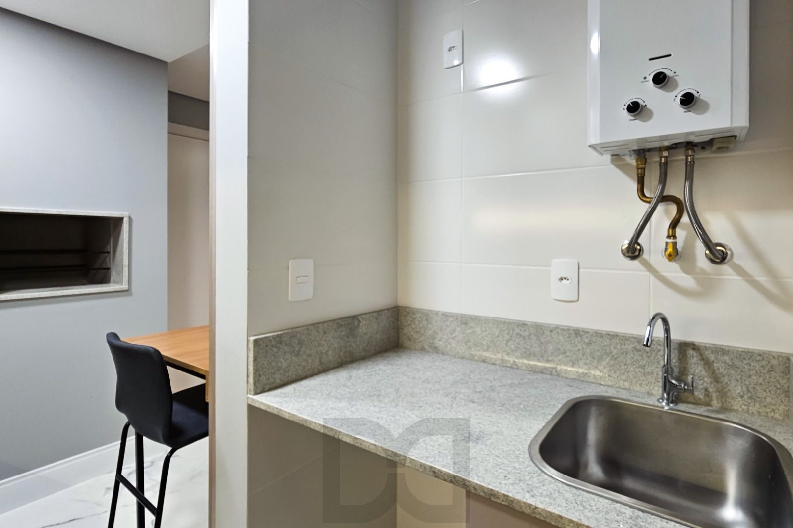 Apartamento completamente mobiliado e decorado, sacada, churrasqueira e vaga, com vista! — foto 7