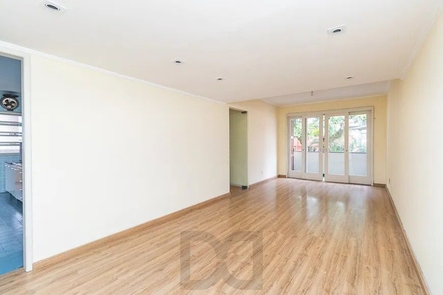 Amplo apartamento de 3 dormitórios com sacada e vaga coberta no Petrópolis — foto 3