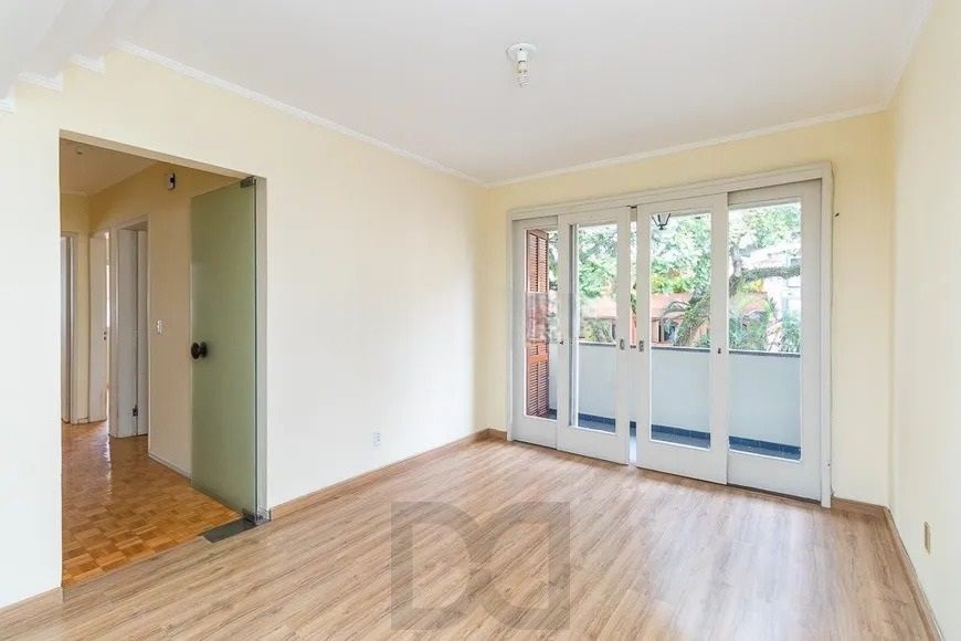 Amplo apartamento de 3 dormitórios com sacada e vaga coberta no Petrópolis — foto 1