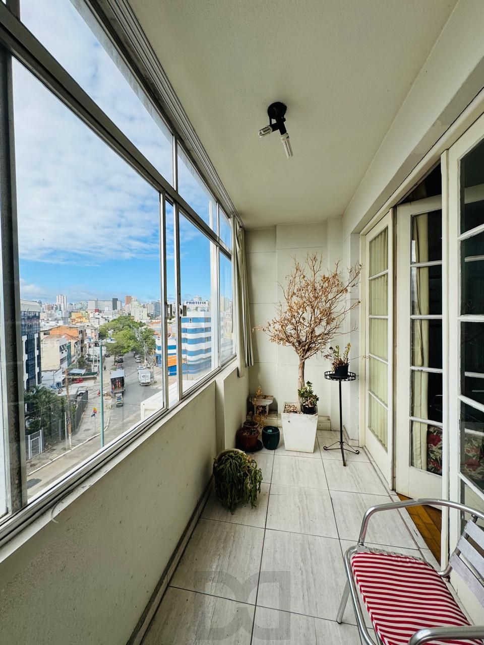 Apartamento Semimobiliado com 3 Dormitórios, 1 Suíte e Elevador — foto 24