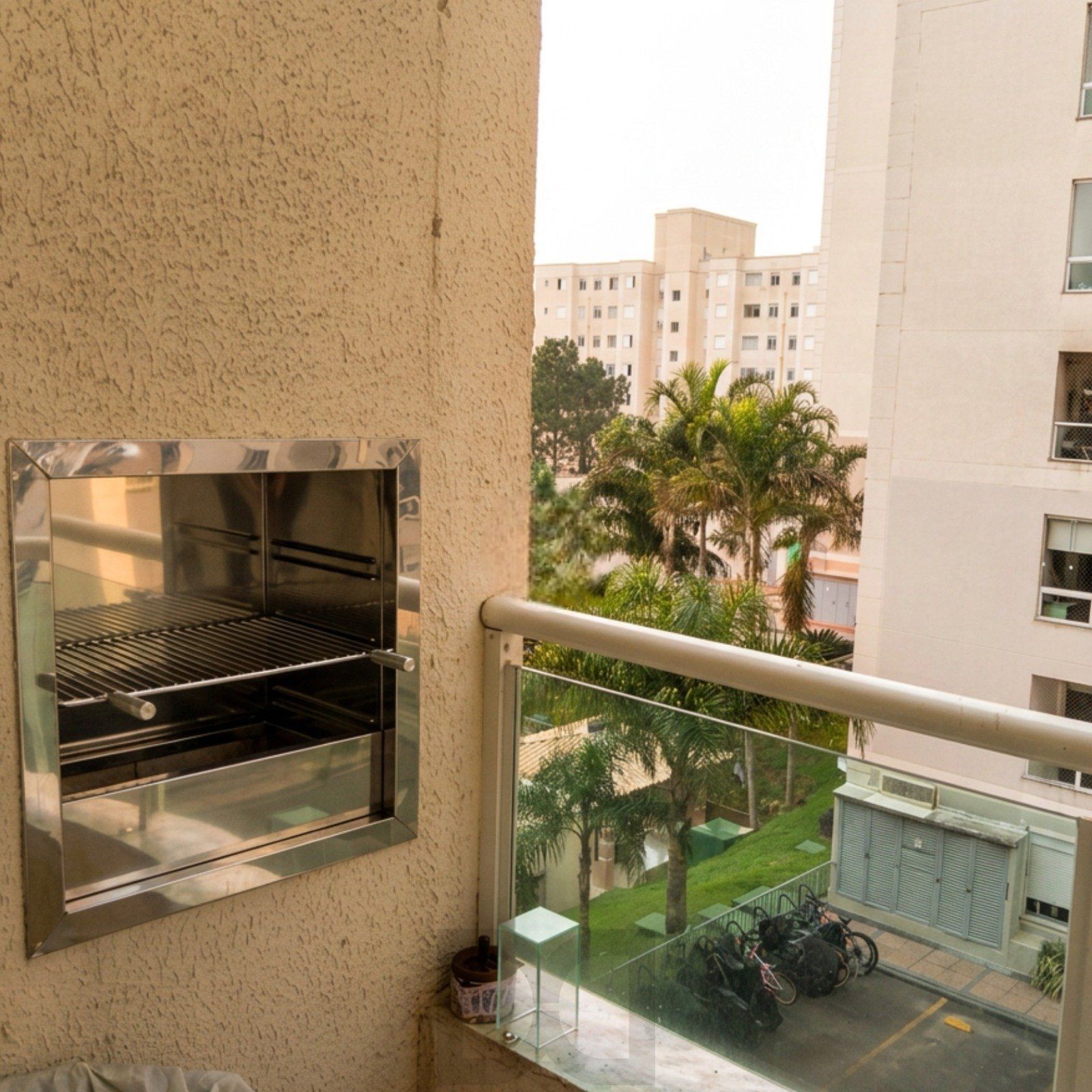 Apartamento Mobiliado com 2 Dormitórios, Suíte e Sacada com Churrasqueira — foto 3