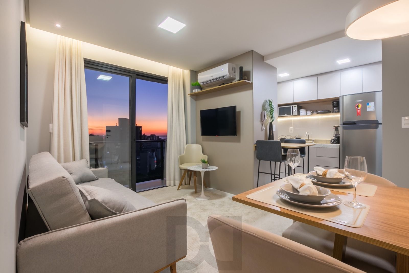 Apartamento completamente mobiliado e decorado, sacada, churrasqueira e vaga, com vista! — foto 2