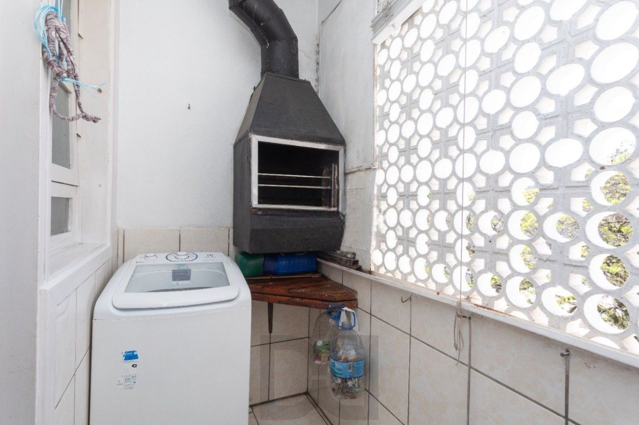 Amplo Apartamento de 3 Dormitórios com Churrasqueira no Bairro Floresta — foto 13