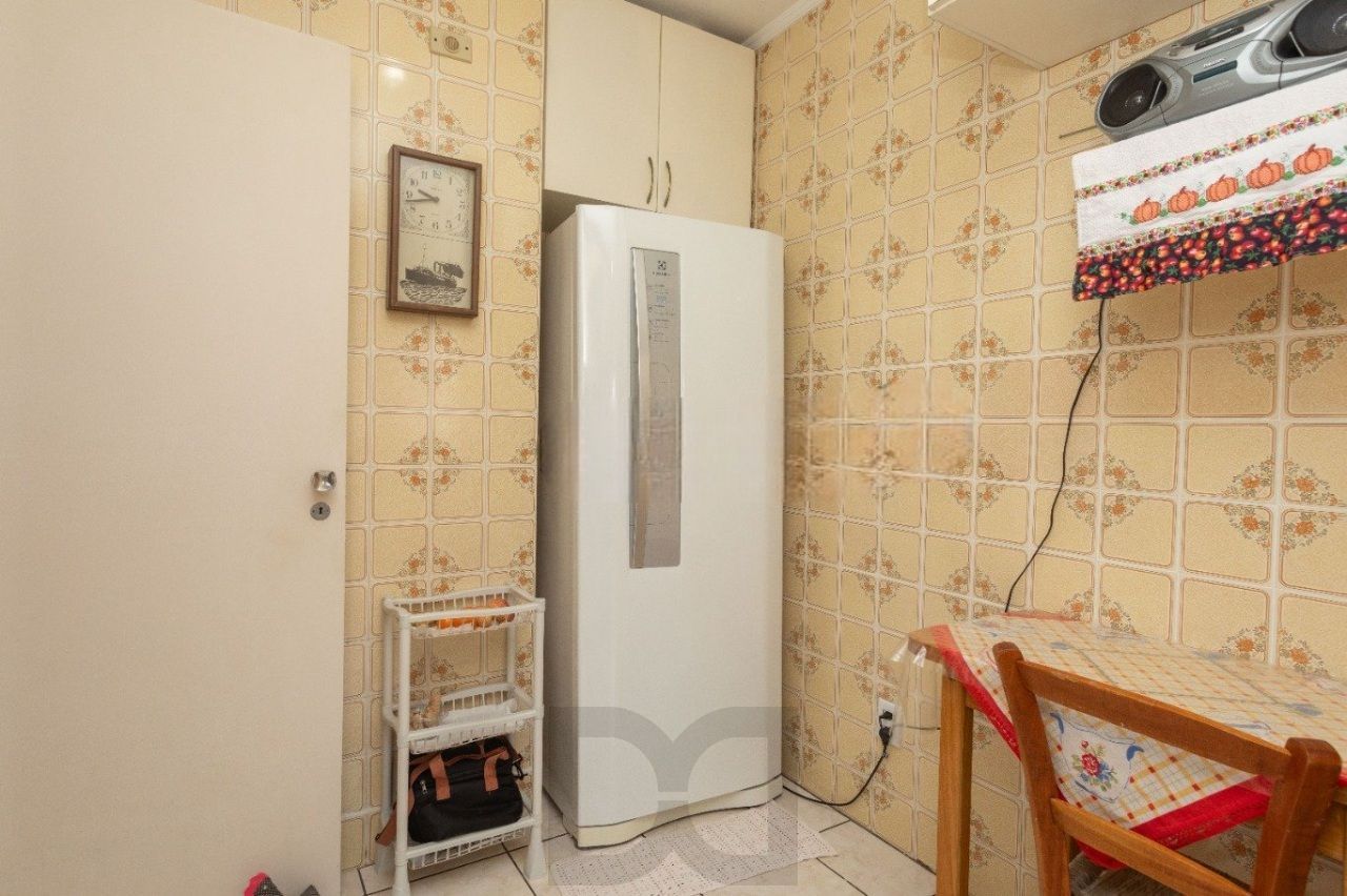 Amplo Apartamento de 3 Dormitórios com Churrasqueira no Bairro Floresta — foto 9