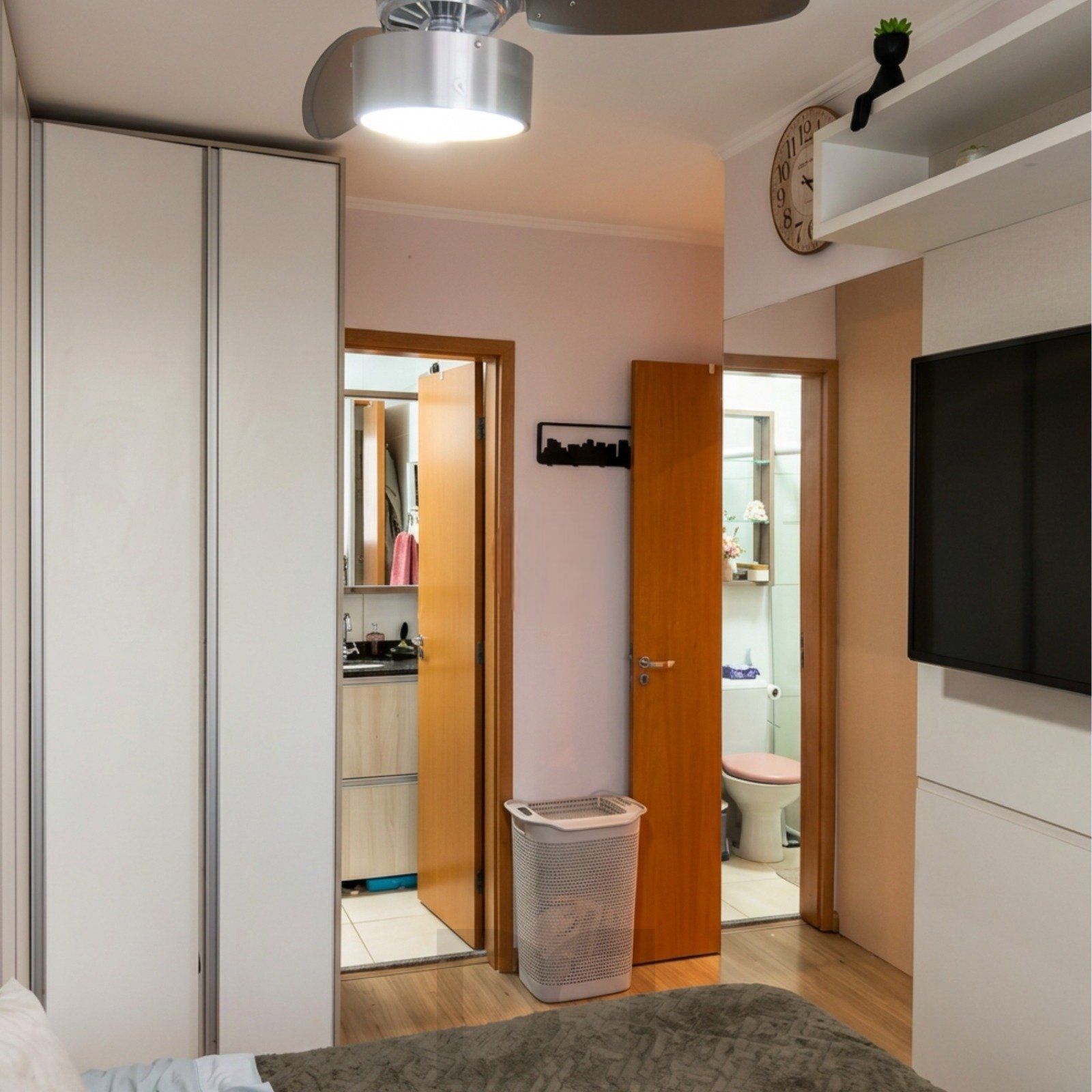 Apartamento Mobiliado com 2 Dormitórios, Suíte e Sacada com Churrasqueira — foto 8