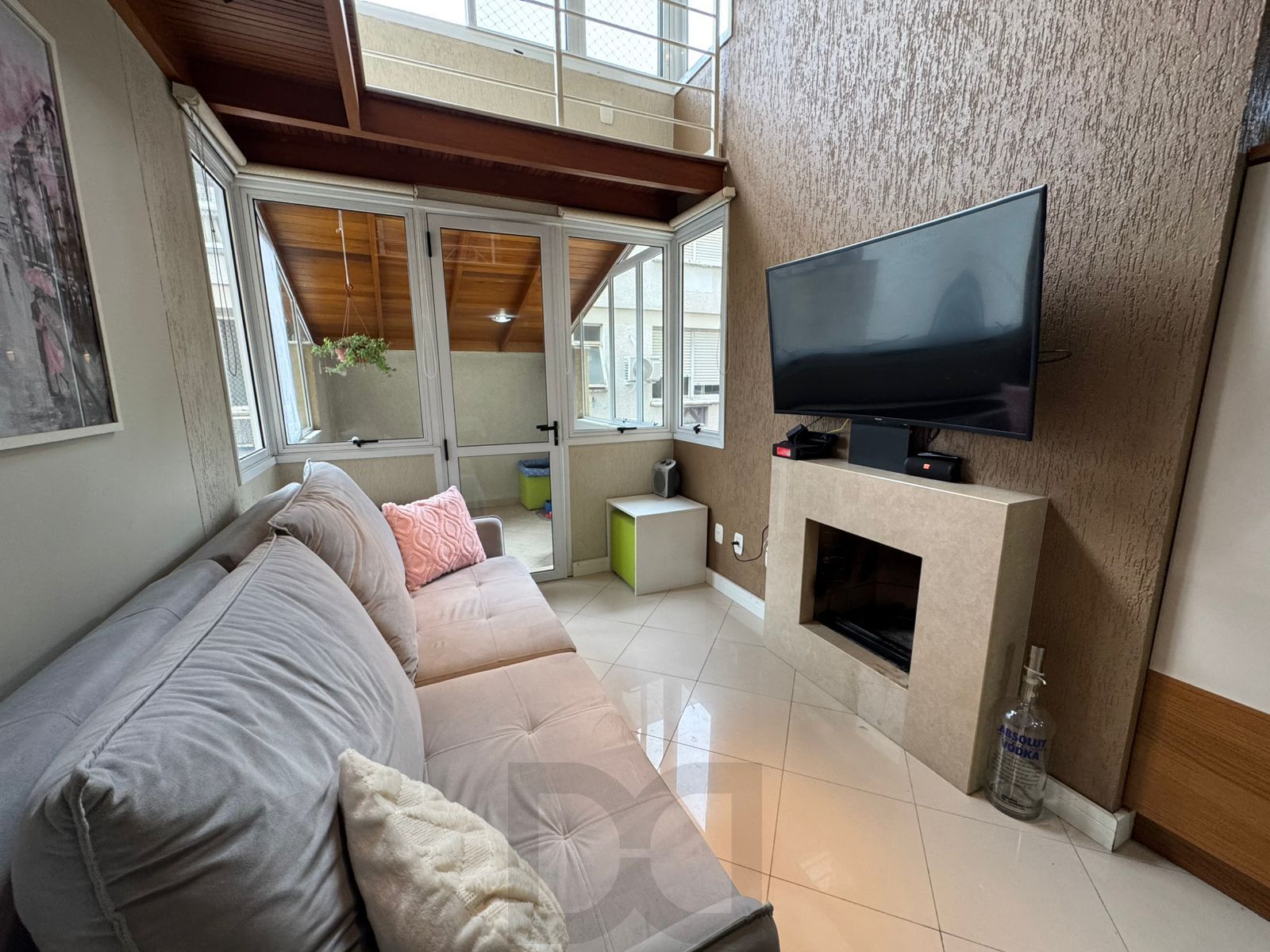 Duplex na Bela Vista, 2 dormitórios com espaço para home office, lareira e 2 vagas — foto 2