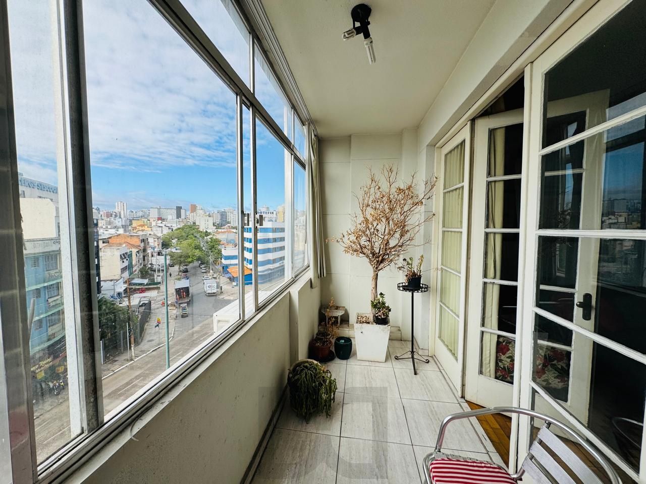 Apartamento Semimobiliado com 3 Dormitórios, 1 Suíte e Elevador — foto 4