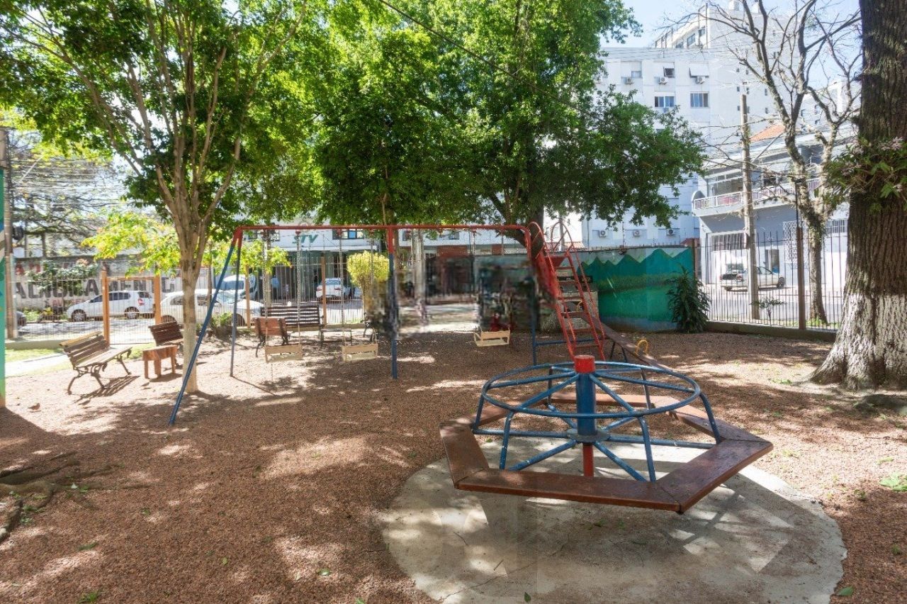 Amplo Apartamento de 3 Dormitórios com Churrasqueira no Bairro Floresta — foto 28