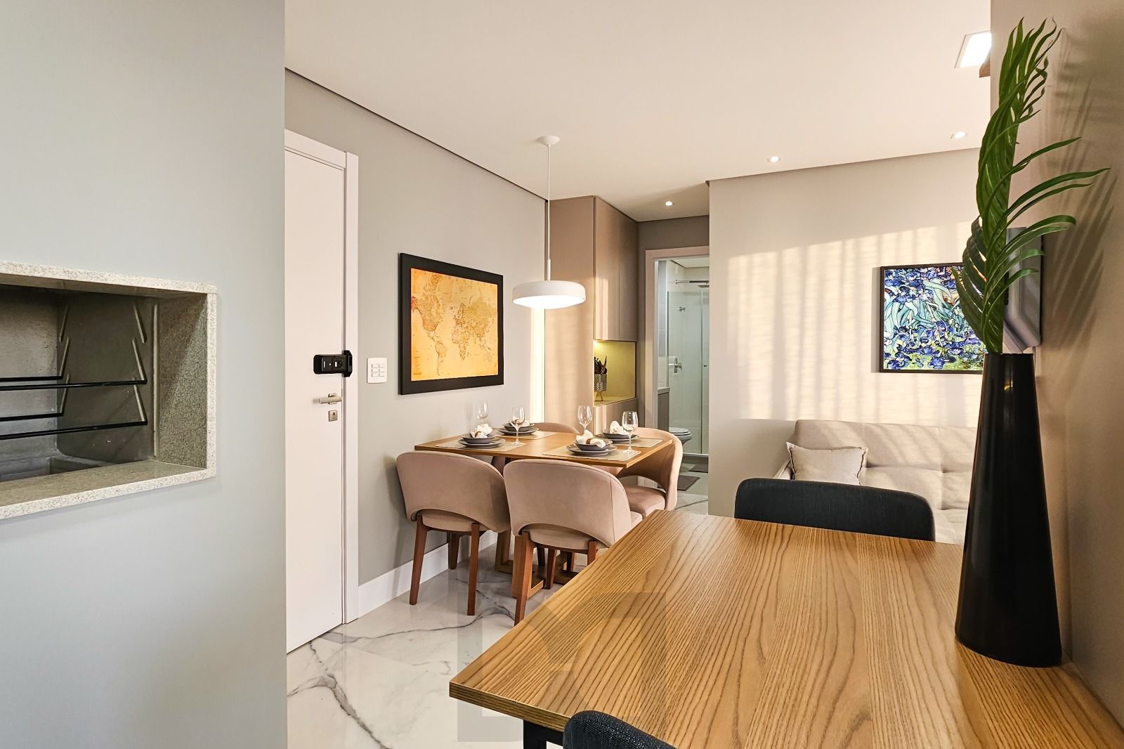Apartamento completamente mobiliado e decorado, sacada, churrasqueira e vaga, com vista! — foto 3