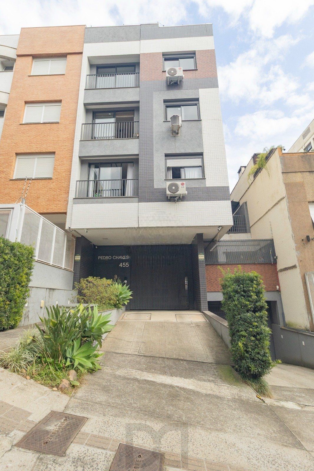 Apartamento Reformado com 2 Dormitórios, 2 Vagas e Churrasqueira no Mont Serrat — foto 21