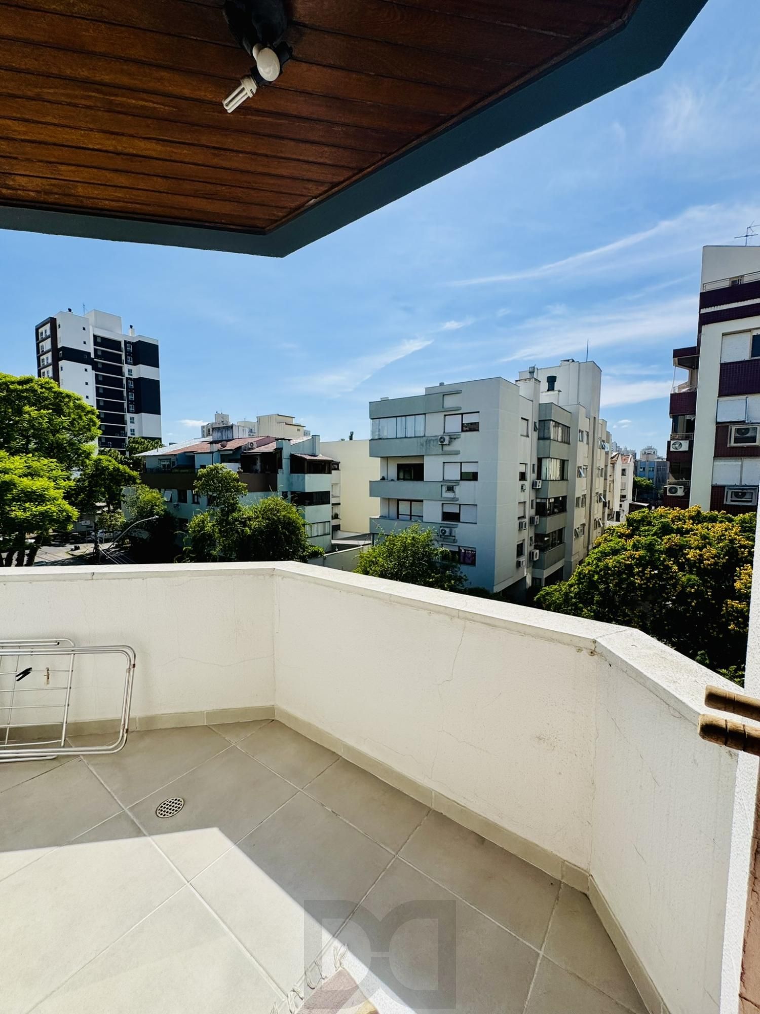 Apartamento 1 Dormitório Reformado com Sacada e Churrasqueira no Jardim Botânico — foto 4