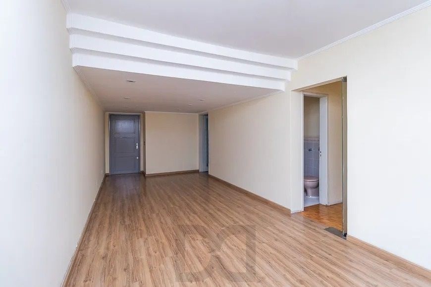 Amplo apartamento de 3 dormitórios com sacada e vaga coberta no Petrópolis — foto 5