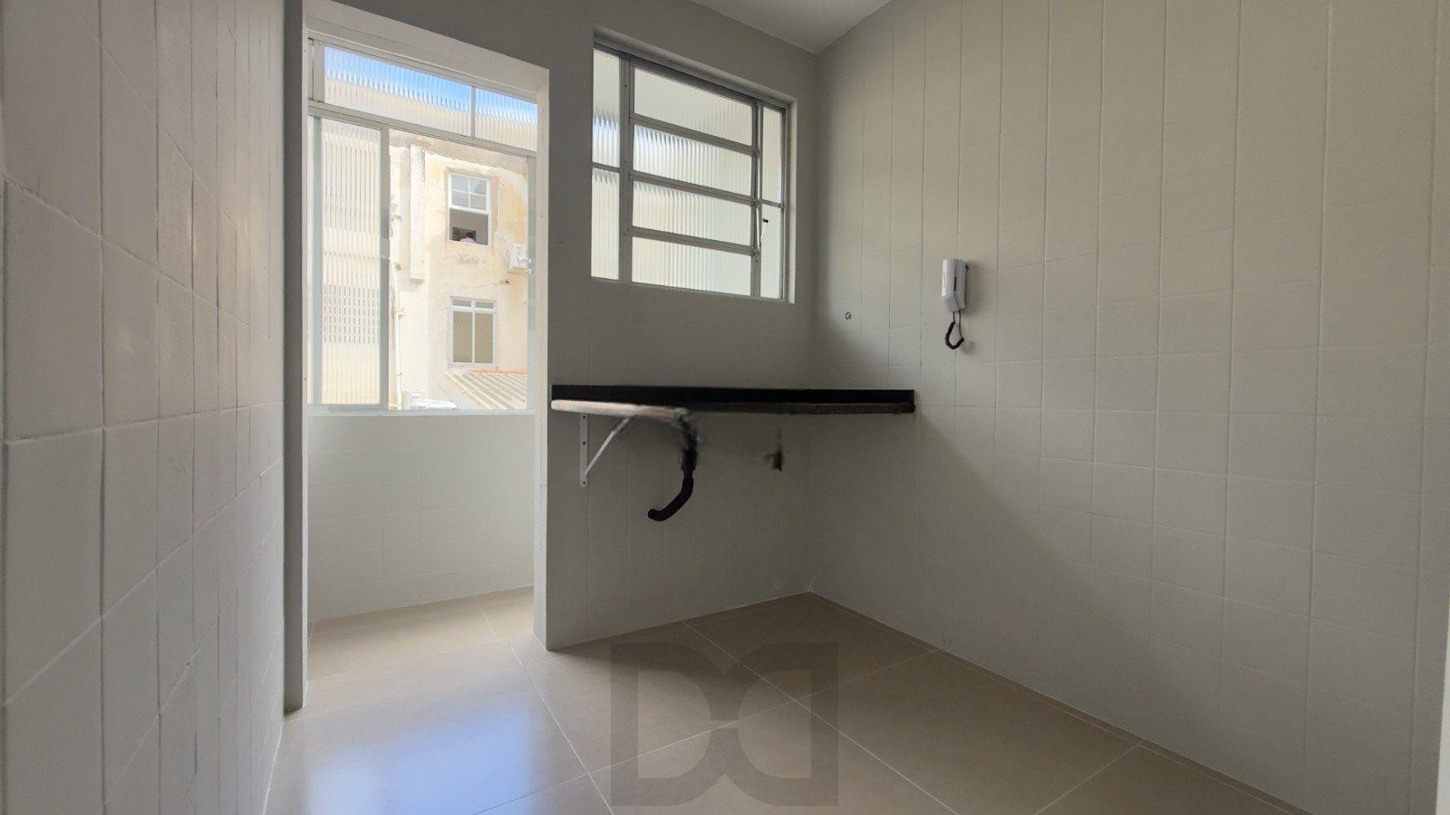 Apartamento Reformado de 1 Dormitório na Cidade Baixa com 47m² e Baixo Custo Condominial — foto 2