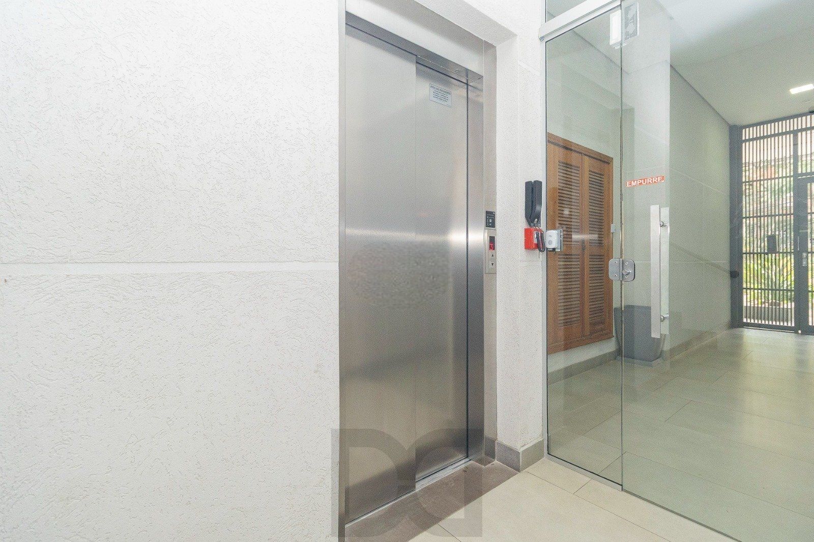 Apartamento Reformado com 2 Dormitórios, 2 Vagas e Churrasqueira no Mont Serrat — foto 17