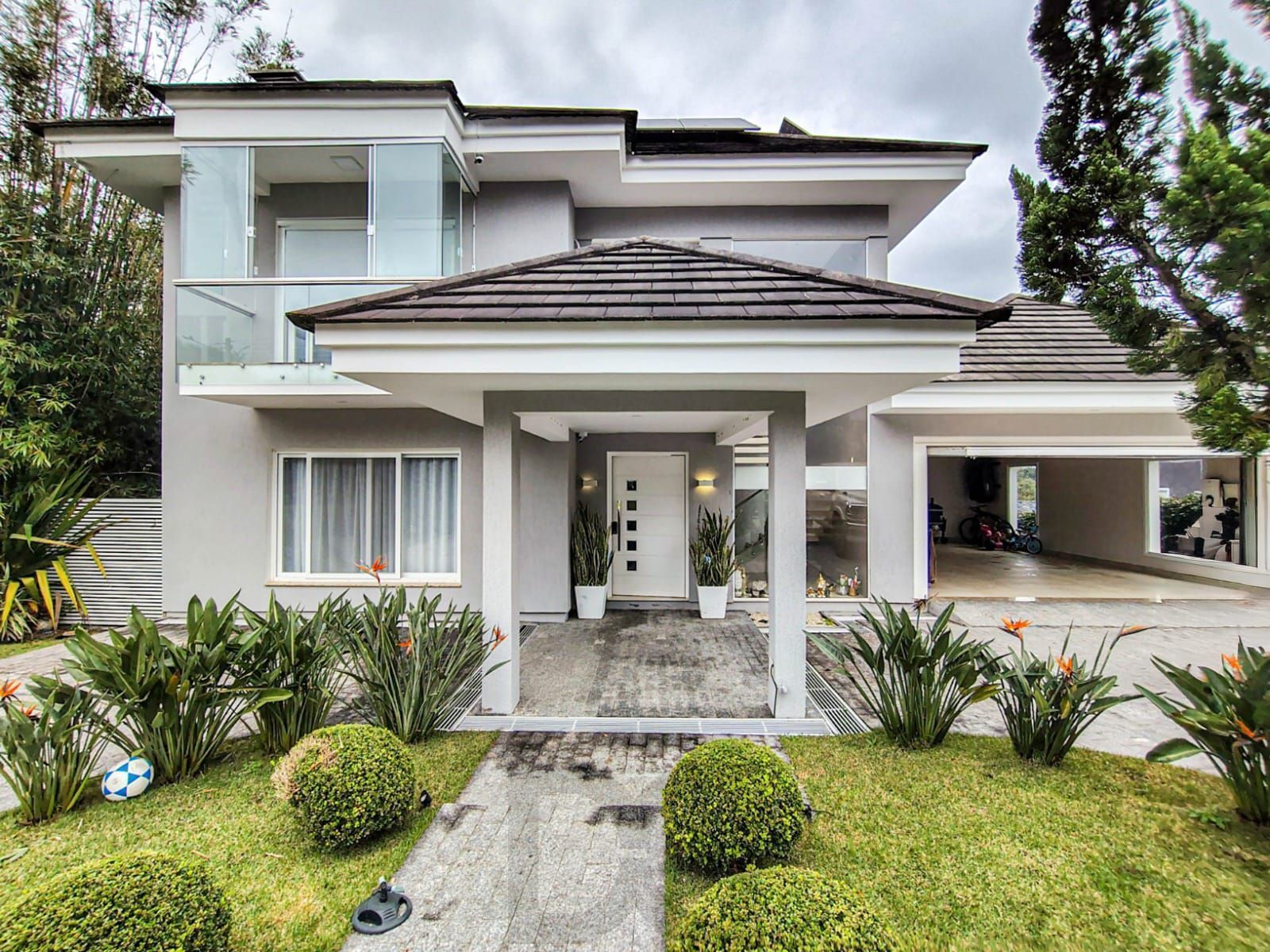 Casa mobiliada com 377m² com 4 dormitórios — foto 1